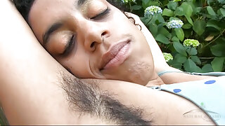 Elise Cunningham expose son corps dans une séance photo naturiste.