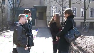 Русские женщины занимаются извращенным сексом в горячем домашнем видео.