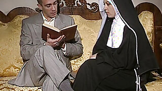 En langsom nonne får hovedstøtten sin og ber om det som skjelver av verdifullt her. Det boinked tilbehøret her er fasett spermet