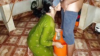Una mujer voluptuosa seduce a su criada en la cocina, lo que lleva a un encuentro hardcore ardiente. La voz en hindi agrega erotismo.