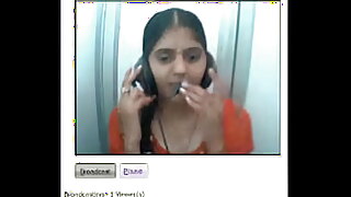 Zapeljiva tamilska lepotica razkazuje svoje bogato oprsje in pozira za kamero v spletnem videu.