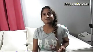 امرأة هندية مثيرة ذات بشرة سمراء تستمتع بالجنس الفموي العاطفي والاختراق المكثف، وتصل إلى النشوة الجنسية المرضية.