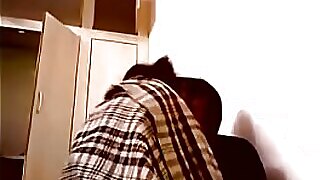 Μια κουρασμένη Ινδή κάνει μια χειραψία και αυνανίζεται μέχρι τον οργασμό σε ένα softcore πορνό βίντεο.