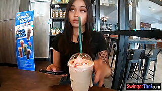 इस उत्तेजक वीडियो में एक सुडौल चीनी किशोरी को एक अजनबी से कॉफी पीने के लिए हैंडजॉब मिलता है।