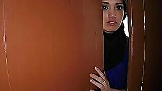 Một người đẹp Ả Rập thể hiện một màn trình diễn tình dục qua hậu môn thỏa mãn và sinh lợi.