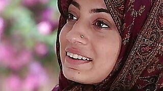 TLBC - Muslimanska ženska z oblinami se drži stran od zunaj in bodi previdna glede na trepet nekoga brez zvezd