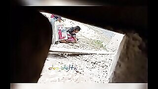 تصوير قريب لامرأة هندية ناضجة تتبول في حقل في فيديو شهواني