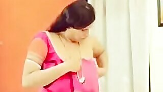 Seorang wanita India menjadi marah dan horny dalam video HD.