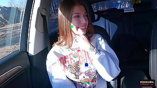 一个俄罗斯少女搭便车,用口交和懒散的口交来换取口交。
