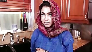 Vroča arabska hidžabi muslimanka se prepusti divjemu potepuhu, prepušča svoje zavore in oblačila, kar vodi do strastnega srečanja