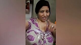 Tante Desi geniet van anale seks met een tiener.