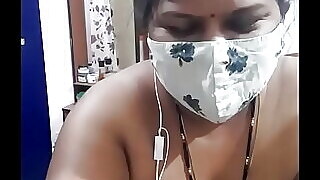 Esposa india se retuerce de placer en lencería en la webcam