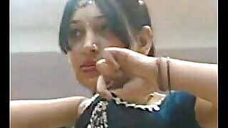 Млада, забрањена плесачица из Мумбаја се враћа у примамљивом видеу сензуалног плеса и голих позиција.