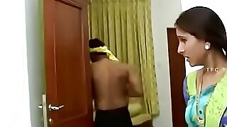 Một thiếu niên nóng bỏng khoe những đường cong của mình trong một video Telugu nóng bỏng.