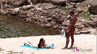 Un cazzo enorme si scatena sulla spiaggia dei nudisti