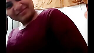 Tante Desi dengan payudara kecil memberikan blowjob nakal dalam video Tube Xxx